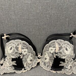Victoria's Secret Black and Cream Lace Sexy beautiful Bra never worn